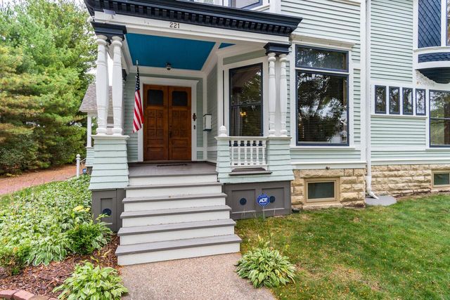 221 10th STREET S, La Crosse, WI 54601