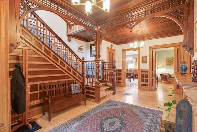 221 10th STREET S, La Crosse, WI 54601