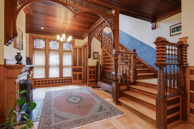 221 10th STREET S, La Crosse, WI 54601