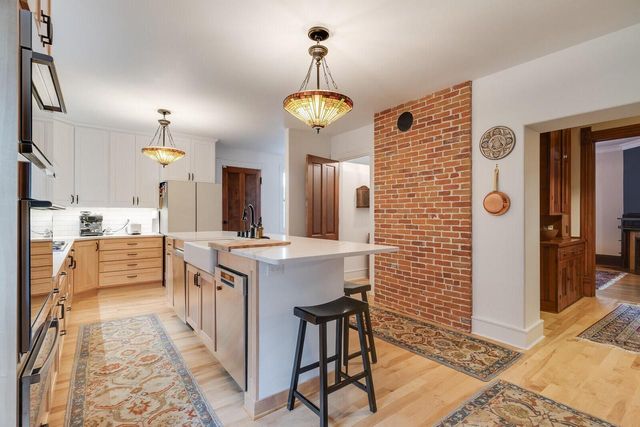 221 10th STREET S, La Crosse, WI 54601