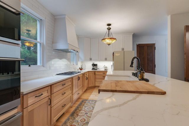 221 10th STREET S, La Crosse, WI 54601