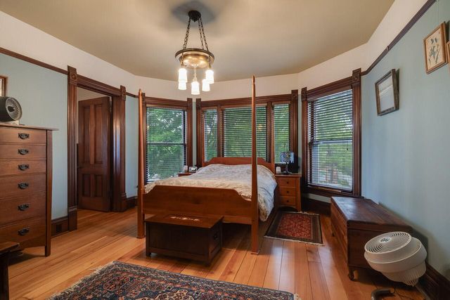 221 10th STREET S, La Crosse, WI 54601