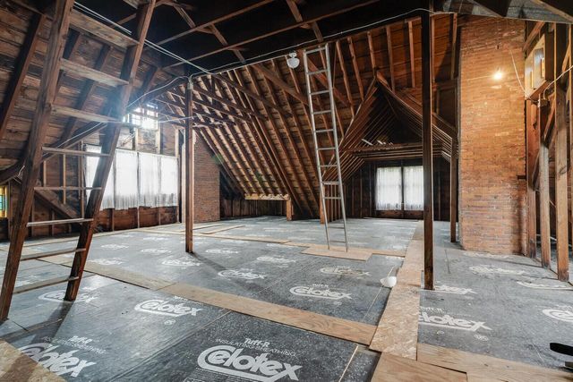 221 10th STREET S, La Crosse, WI 54601