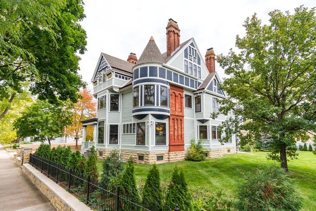 221 10th STREET S, La Crosse, WI 54601