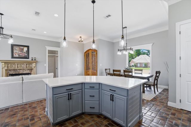 13383 Williamsburg Dr, Walker, LA 70785