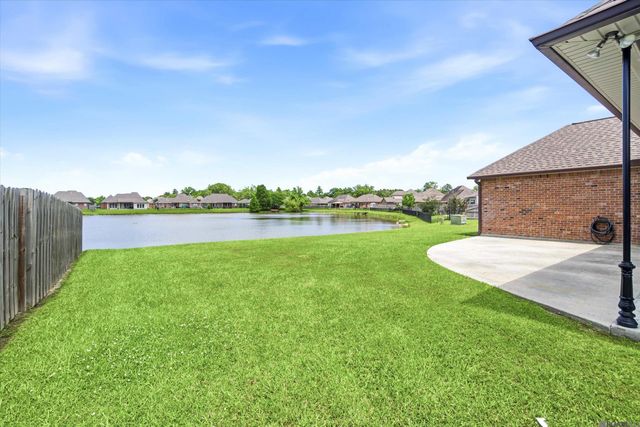 13383 Williamsburg Dr, Walker, LA 70785