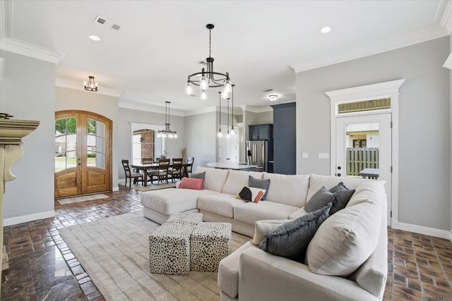 13383 Williamsburg Dr, Walker, LA 70785