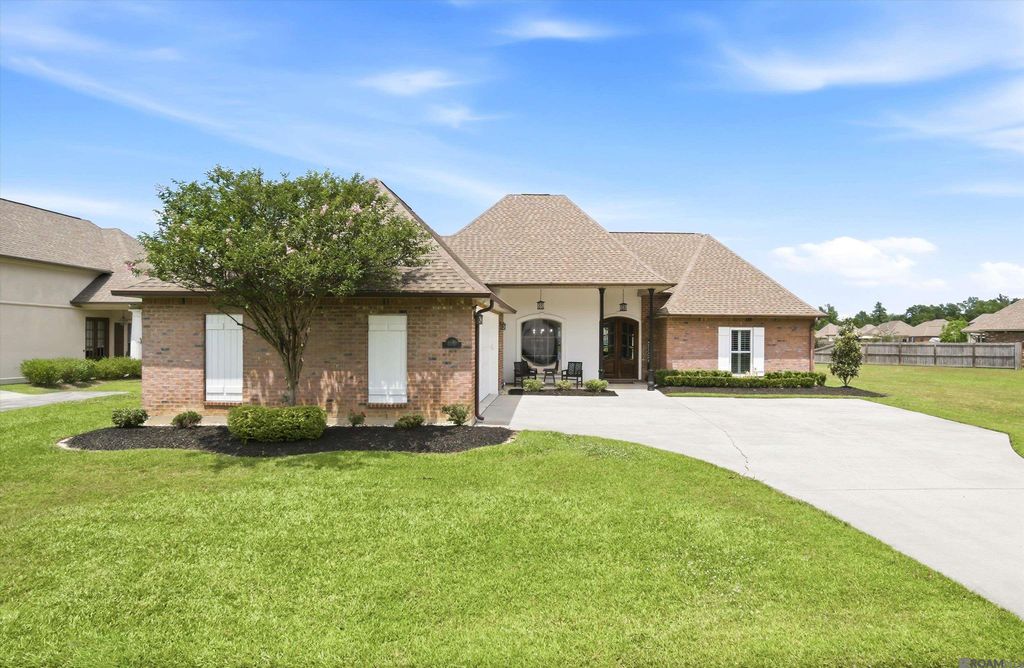 13383 Williamsburg Dr, Walker, LA 70785