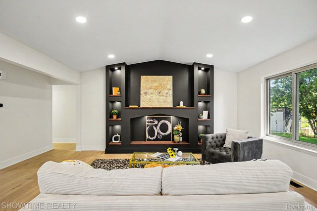 47726 Lexington Drive, Macomb Township, MI 48044