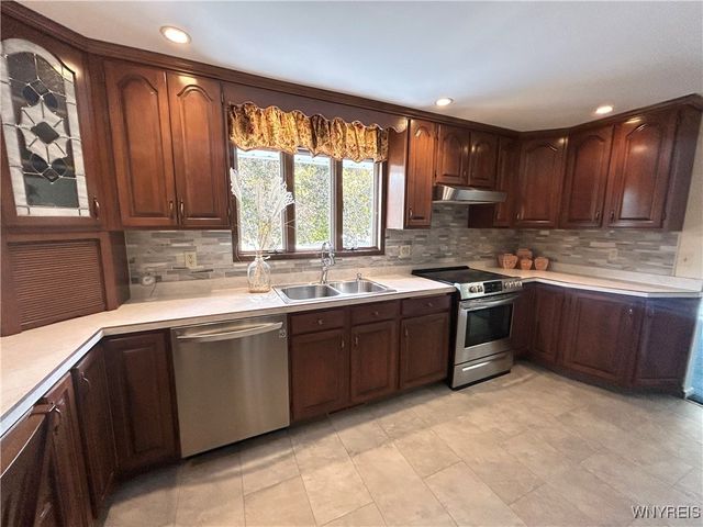 6371 Badger Drive, Lockport Town, NY 14094