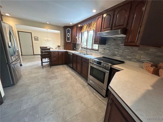 6371 Badger Drive, Lockport Town, NY 14094