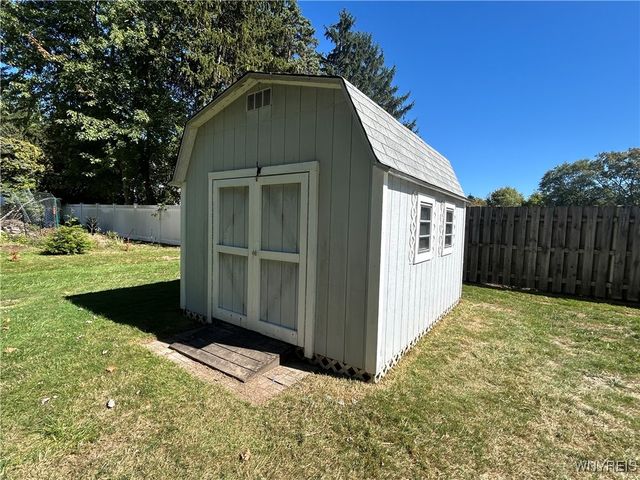 6371 Badger Drive, Lockport Town, NY 14094