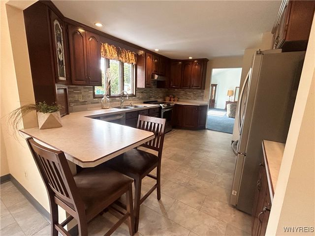 6371 Badger Drive, Lockport Town, NY 14094