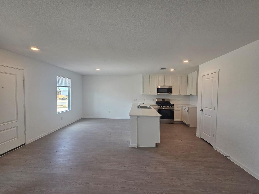 100 Silent Sky LN, Hutto, TX 78634