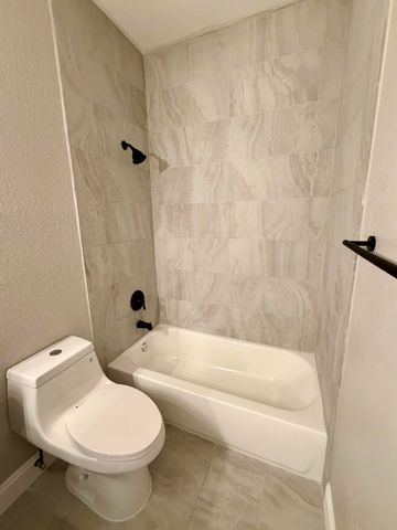 8884 N Isles Circle, Tamarac, FL 33321