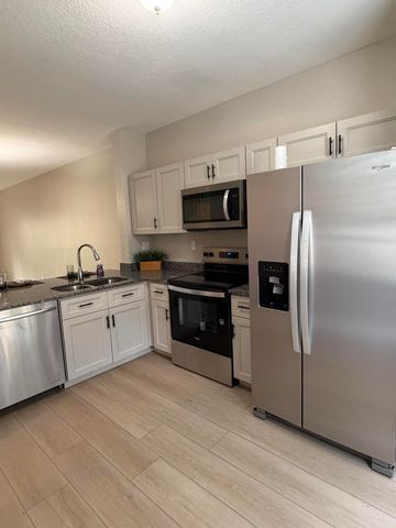 8884 N Isles Circle, Tamarac, FL 33321