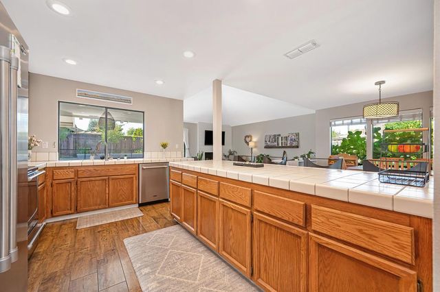 142 Blakeslee Way, Folsom, CA 95630