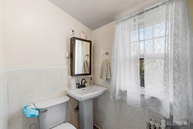 585 Bamford Avenue, Middlesex, NJ 07095