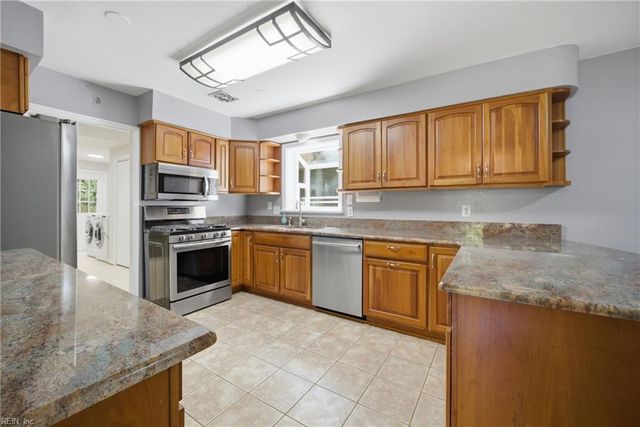 3421 Kings Grant Rd, Virginia Beach, VA 23452