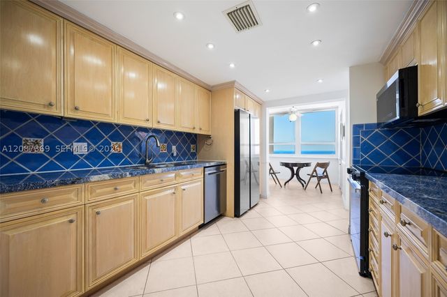 2 Grove Isle Dr B1402, Miami, FL 33133
