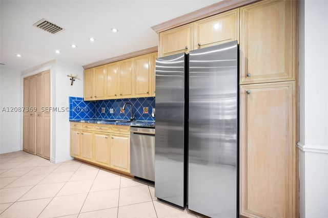 2 Grove Isle Dr B1402, Miami, FL 33133