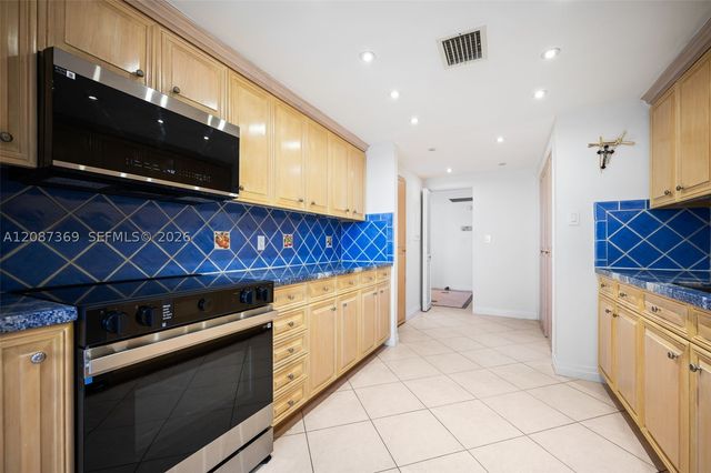 2 Grove Isle Dr B1402, Miami, FL 33133