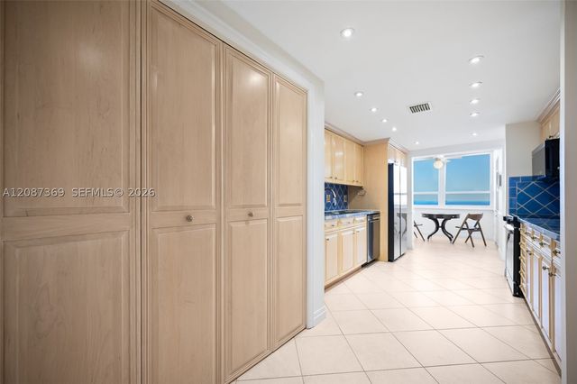2 Grove Isle Dr B1402, Miami, FL 33133