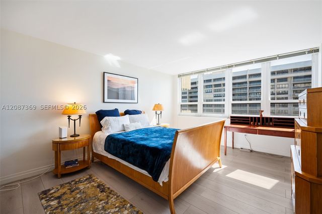 2 Grove Isle Dr B1402, Miami, FL 33133