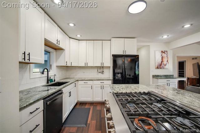 82 Granada Drive, White Lake, MI 48386