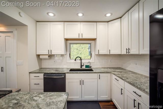 82 Granada Drive, White Lake, MI 48386