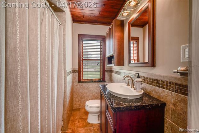 82 Granada Drive, White Lake, MI 48386