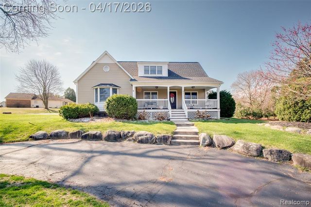 82 Granada Drive, White Lake, MI 48386