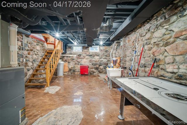 82 Granada Drive, White Lake, MI 48386