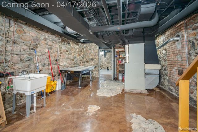 82 Granada Drive, White Lake, MI 48386