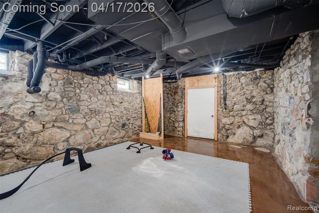 82 Granada Drive, White Lake, MI 48386