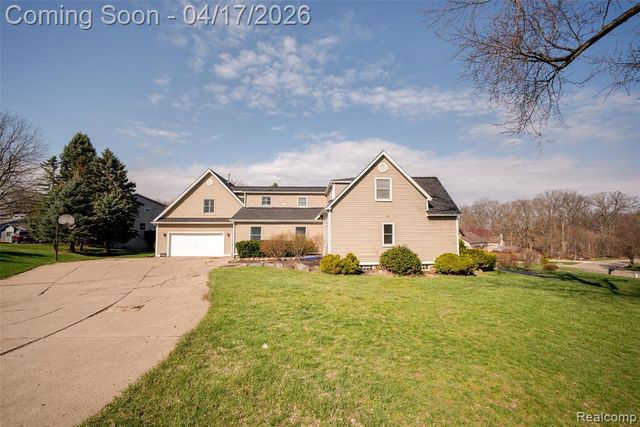 82 Granada Drive, White Lake, MI 48386
