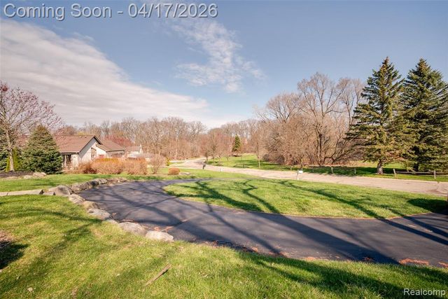 82 Granada Drive, White Lake, MI 48386