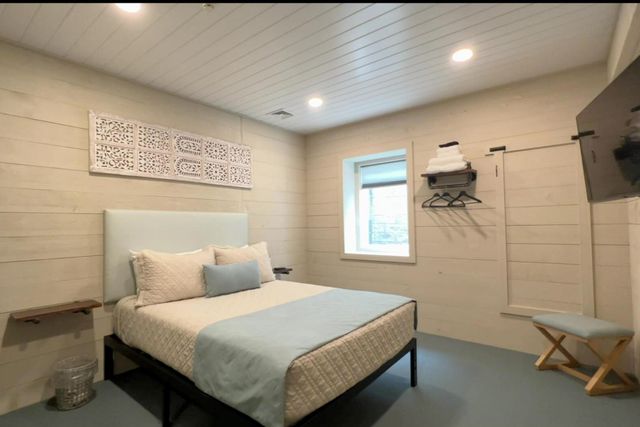 156 Teaticket Highway, Falmouth, MA 02540