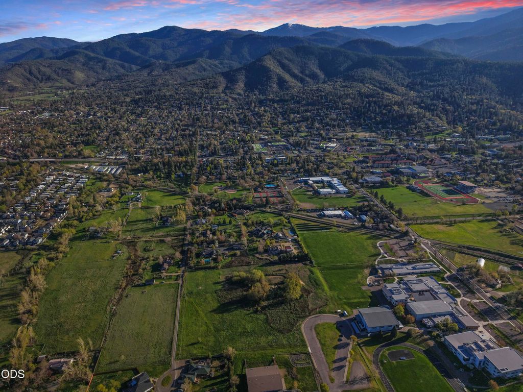 E Main Street, Ashland, OR 97520