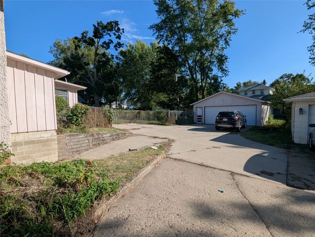 625 S 3rd Avenue W, Newton, IA 50208