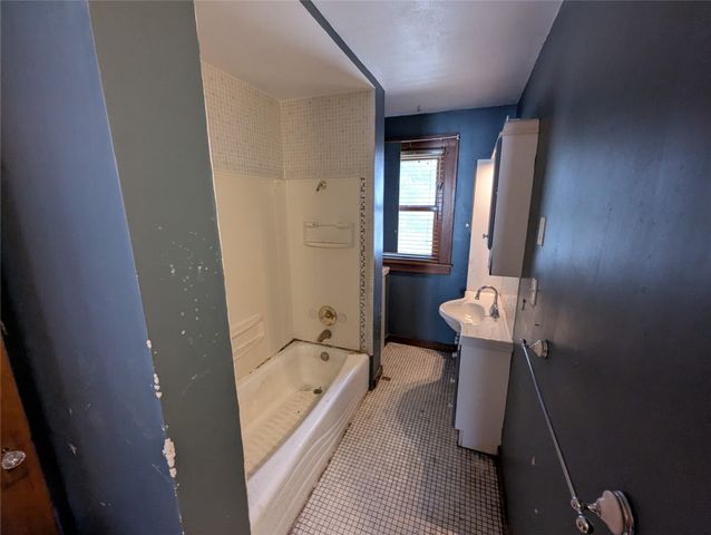 625 S 3rd Avenue W, Newton, IA 50208