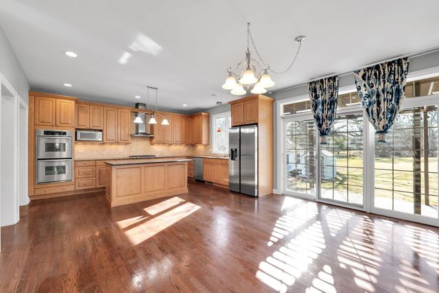 141 Walnut Street, Libertyville, IL 60048