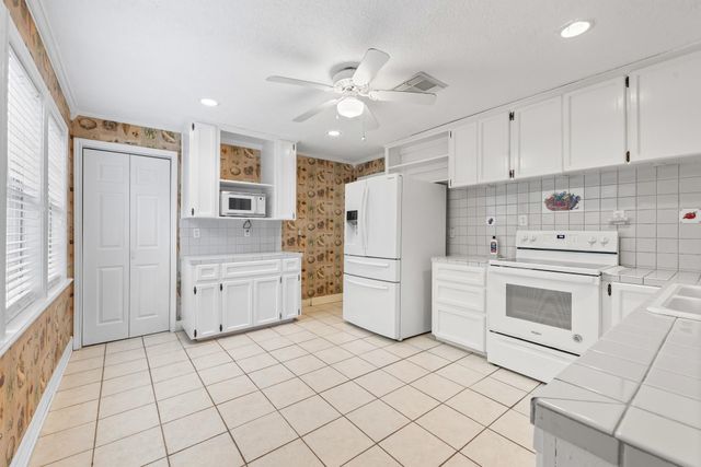 20024 W Lakeshore Dr, Magnolia, TX 77355