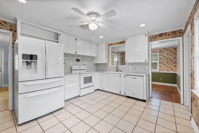 20024 W Lakeshore Dr, Magnolia, TX 77355