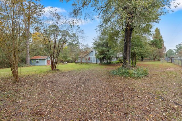 20024 W Lakeshore Dr, Magnolia, TX 77355