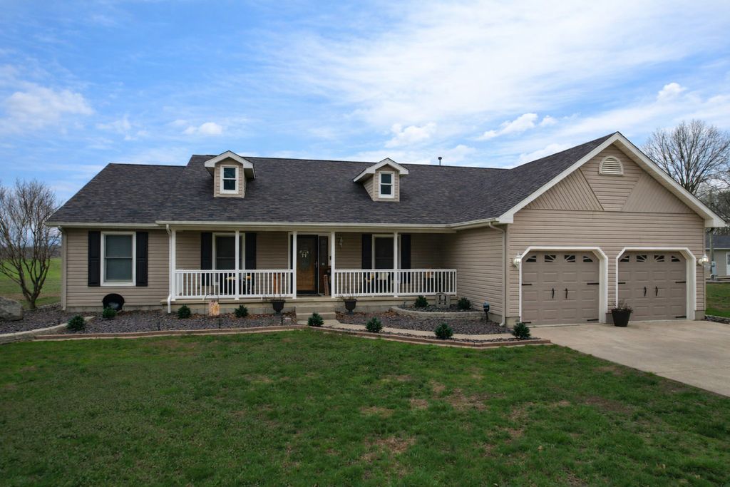 Image 1 of property listing at 2861 College Street Road, Salem, IL 62881