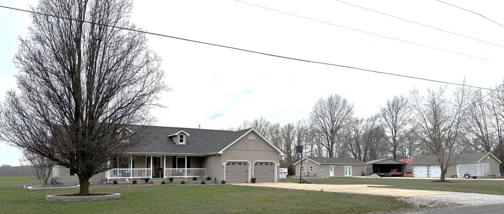 Image 2 of property listing at 2861 College Street Road, Salem, IL 62881