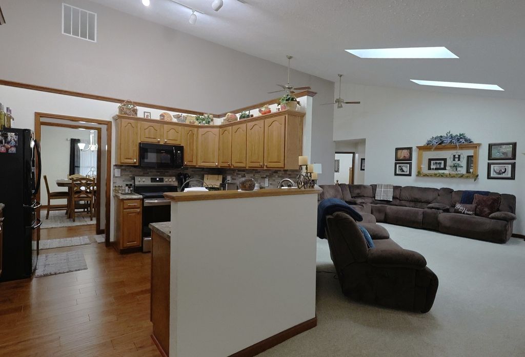 Image 12 of property listing at 2861 College Street Road, Salem, IL 62881