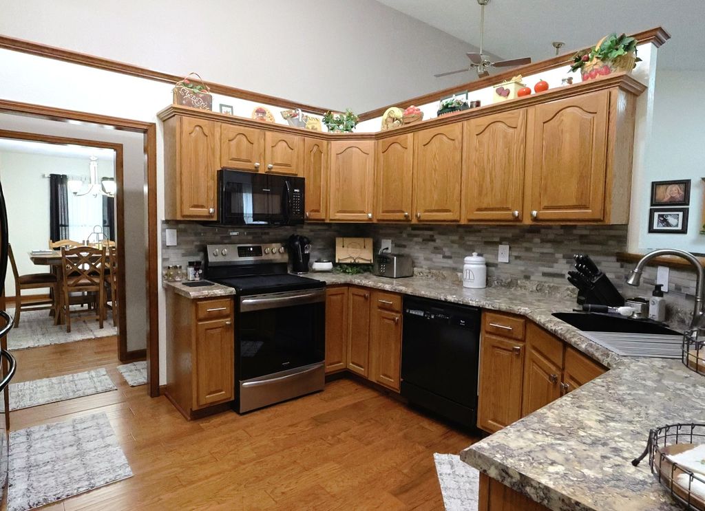 Image 14 of property listing at 2861 College Street Road, Salem, IL 62881