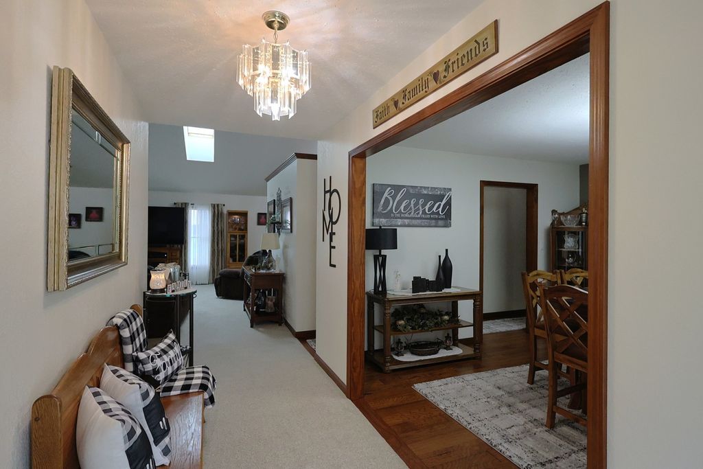 Image 4 of property listing at 2861 College Street Road, Salem, IL 62881